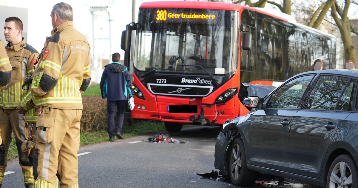 Frontale botsing tussen stadsbus en auto: gewonde naar het ziekenhuis