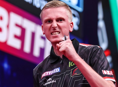 Alle darters zijn bang voor ‘Dutch superstar’ en AZ-fan Wessel Nijman: ‘Het jaar dat ik Premier League speel, wordt AZ kampioen’