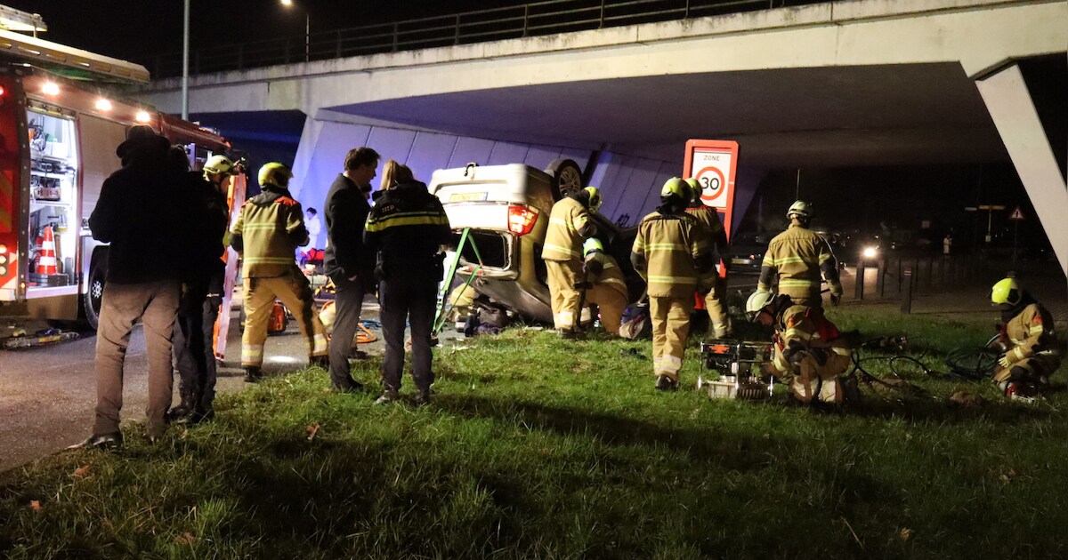 Auto rijdt van brug af bij Heesbeen en valt vijf meter naar beneden, man (66) uit Wijk en Aalburg zw