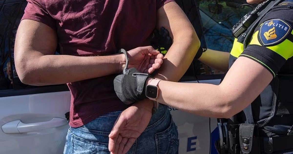 Motorrijder (22) rijdt zonder rijbewijs, mogelijk onder invloed en met drugs op zak