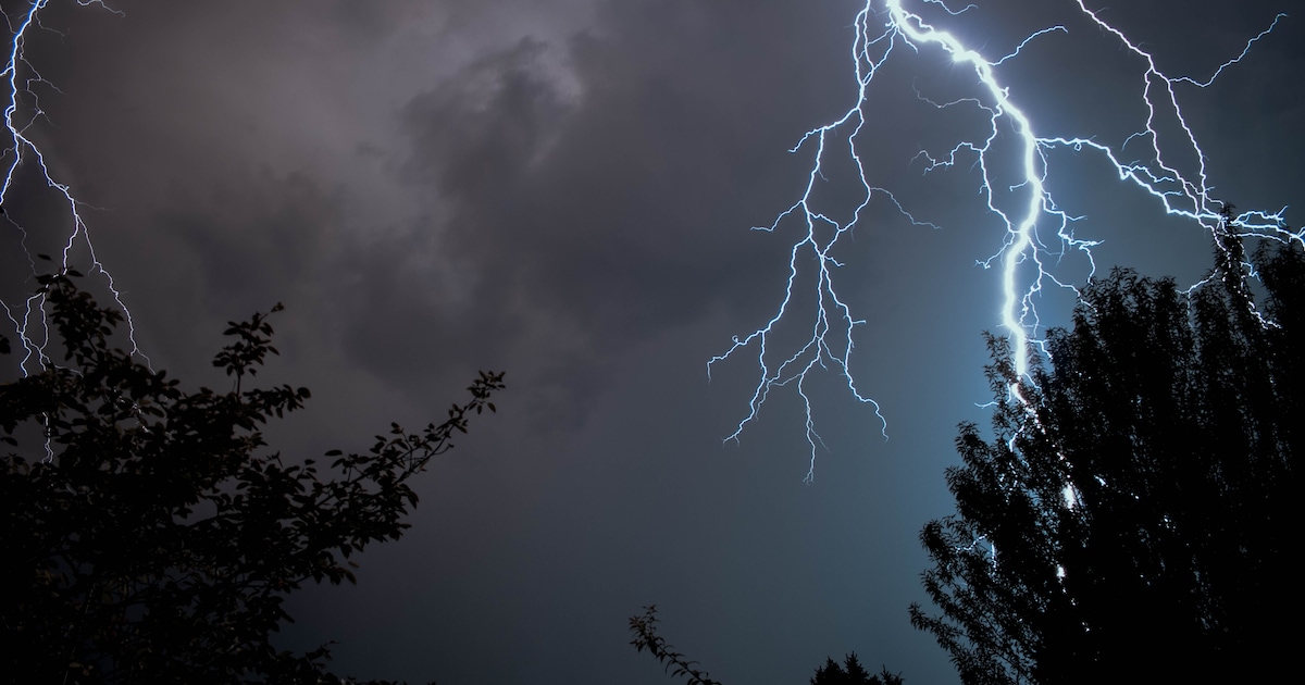 Stevige buien met een enkele keer onweer in Woensdrecht in de middag