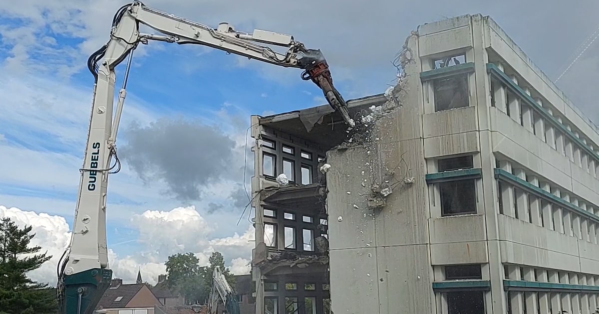Sloop oud Kadaster in Breda verandert straat in ‘sneeuw’ van piepschuim: korrels waaien door binnens