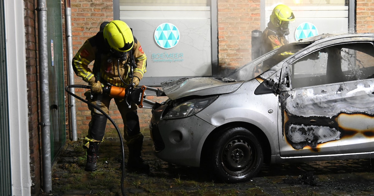 Geparkeerde auto brandt uit bij garageboxen in Breda, ook schade aan gevel en ruiten van tandartspra