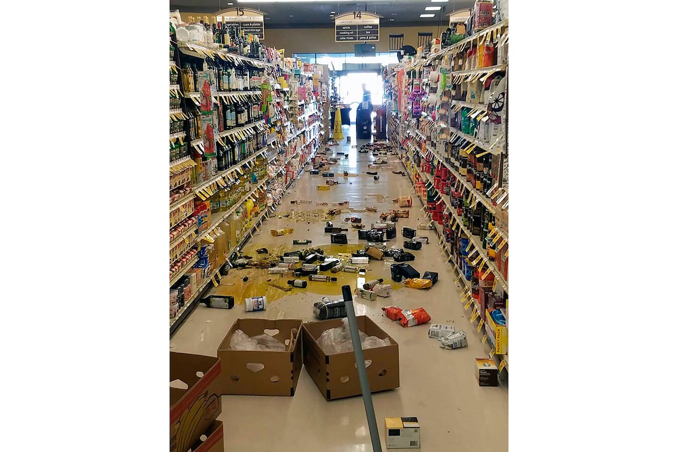 Gebroken flessen en uit de schappen gevallen spullen in een winkel in Lake Isabella, Californië.