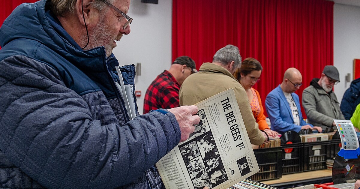Snuffelen tussen prentenboeken en klassieke lp’s: jong en oud zoekt naar pareltjes in Helwijkse Blok
