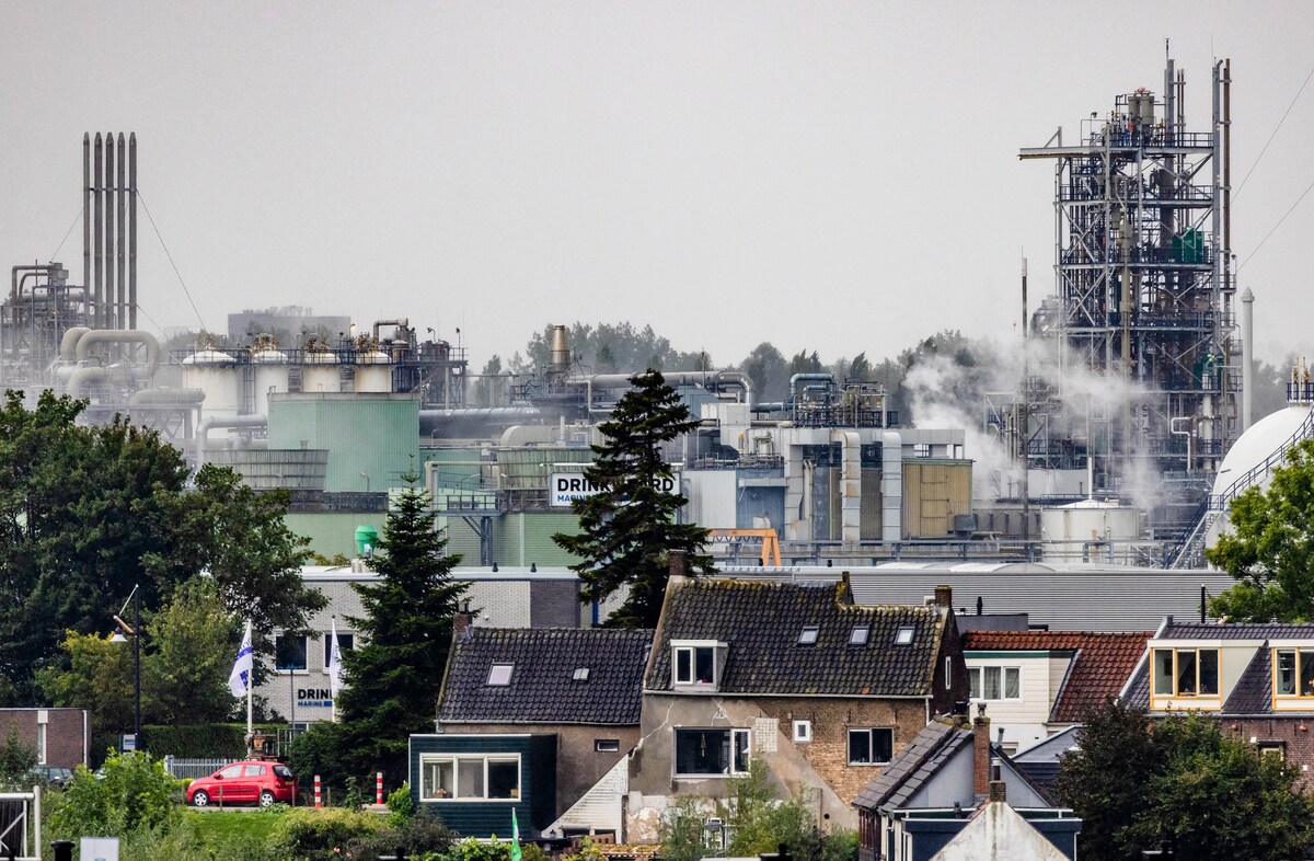 Een woonwijk onder de rook van Chemours in Dordrecht. Dit bedrijf kwam in opspraak door de PFAS-uitstoot die schadelijk is voor de mensen in de omgeving van de fabriek.