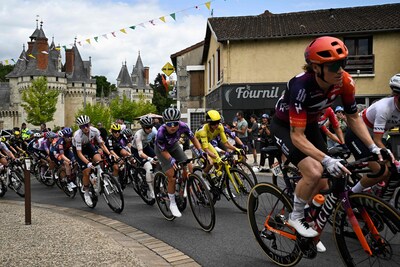 LIVE Tour de France Femmes | Wiebes onderuit in vijfde etappe, Visma-ploegleider Van Emden haalt uit naar Vollering: ‘Aanstelgedrag’