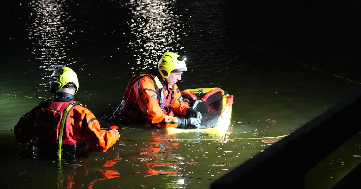 Man (20) belandt in water na politiecontrole in Raamsdonksveer, brandweer vist zakjes met vermoedeli