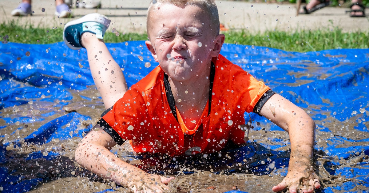 Smijten met modderballen en buikschuivend over de modderbaan: lekker vies worden mag