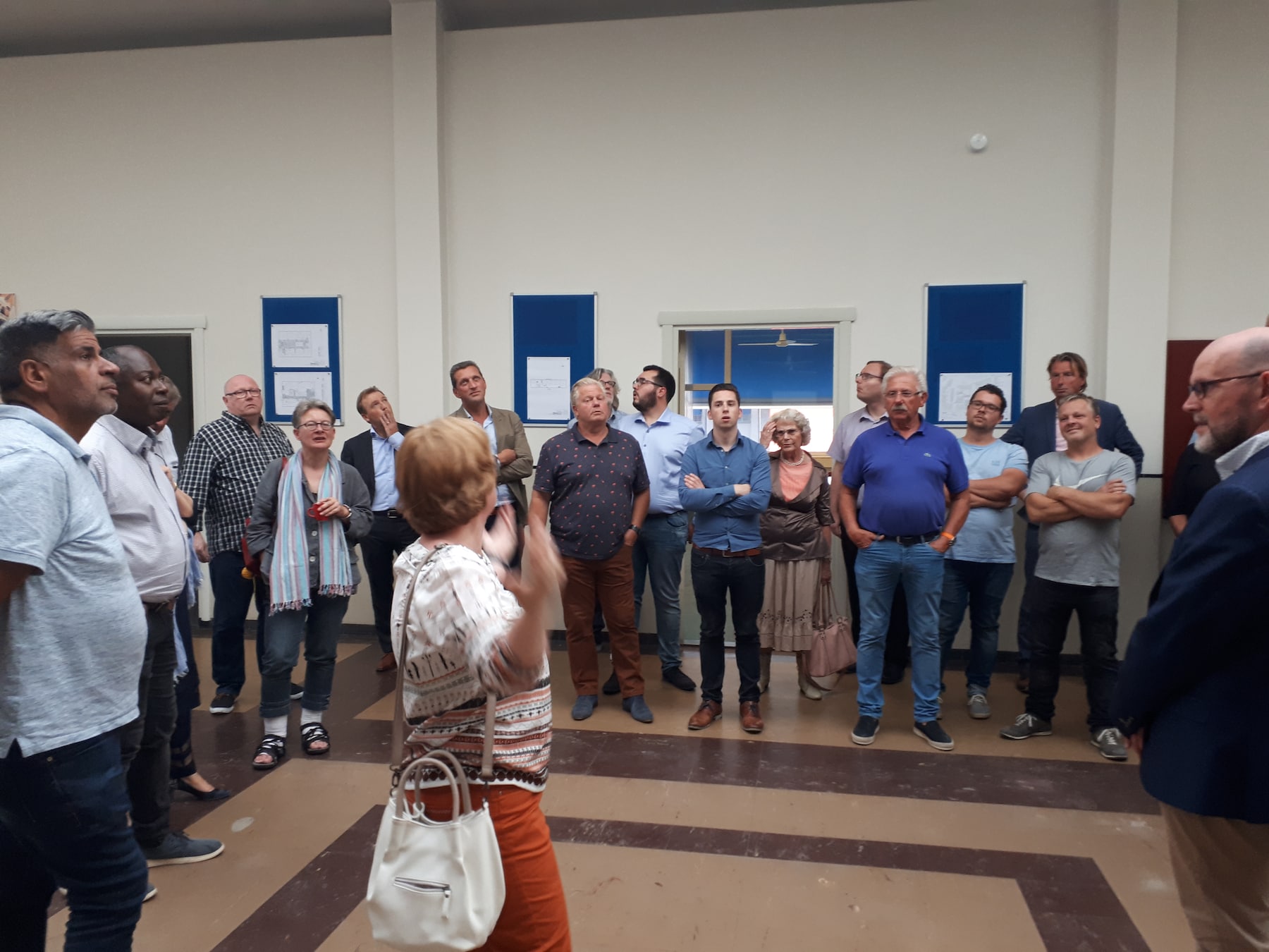 Yvonne Mulders was jarenlang werkzaam in het suikerlab en gaf een rondleiding voor de raad en omwonenden.
