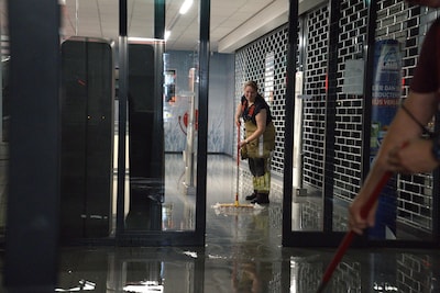 Supermarkt Aldi in Oosterhout loopt onder water door gesprongen leiding