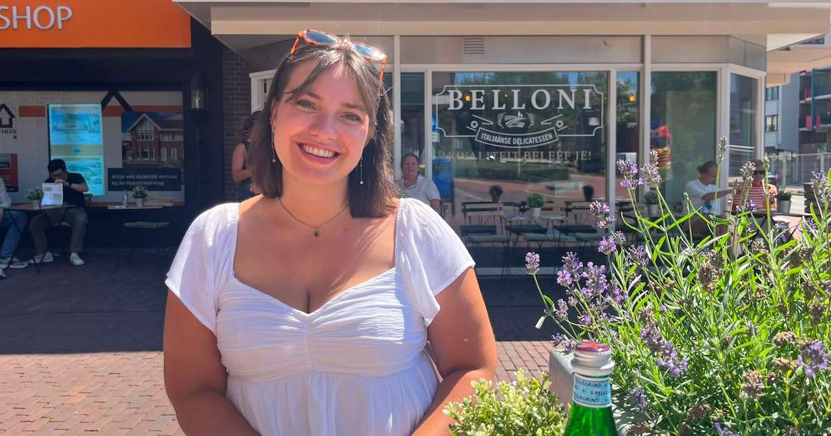 Met haar bestickerde notitieboekje en die ene vraag breekt Fleur (22) op reis altijd het ijs