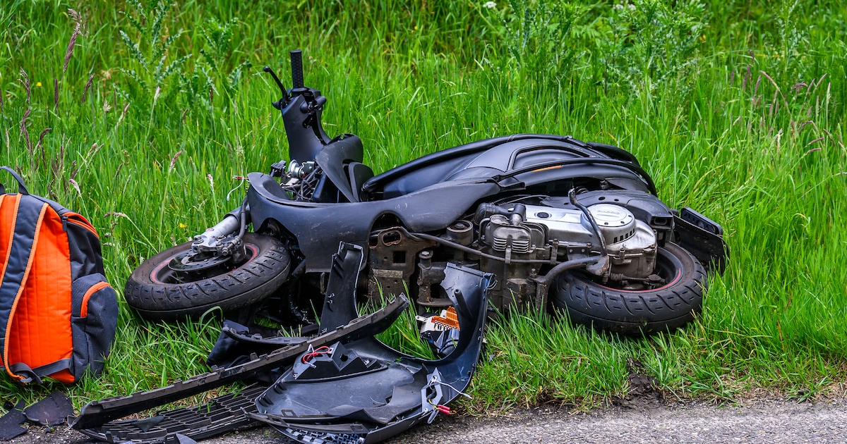 Scooterrijder gewond bij frontale botsing met auto in Rijsbergen