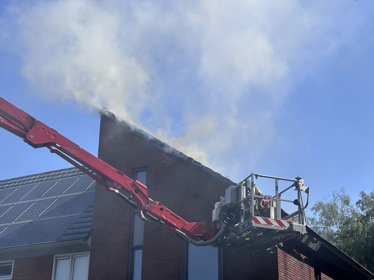 Zonnepanelen in brand bij hoekwoning in Etten-Leur, brand onder ...