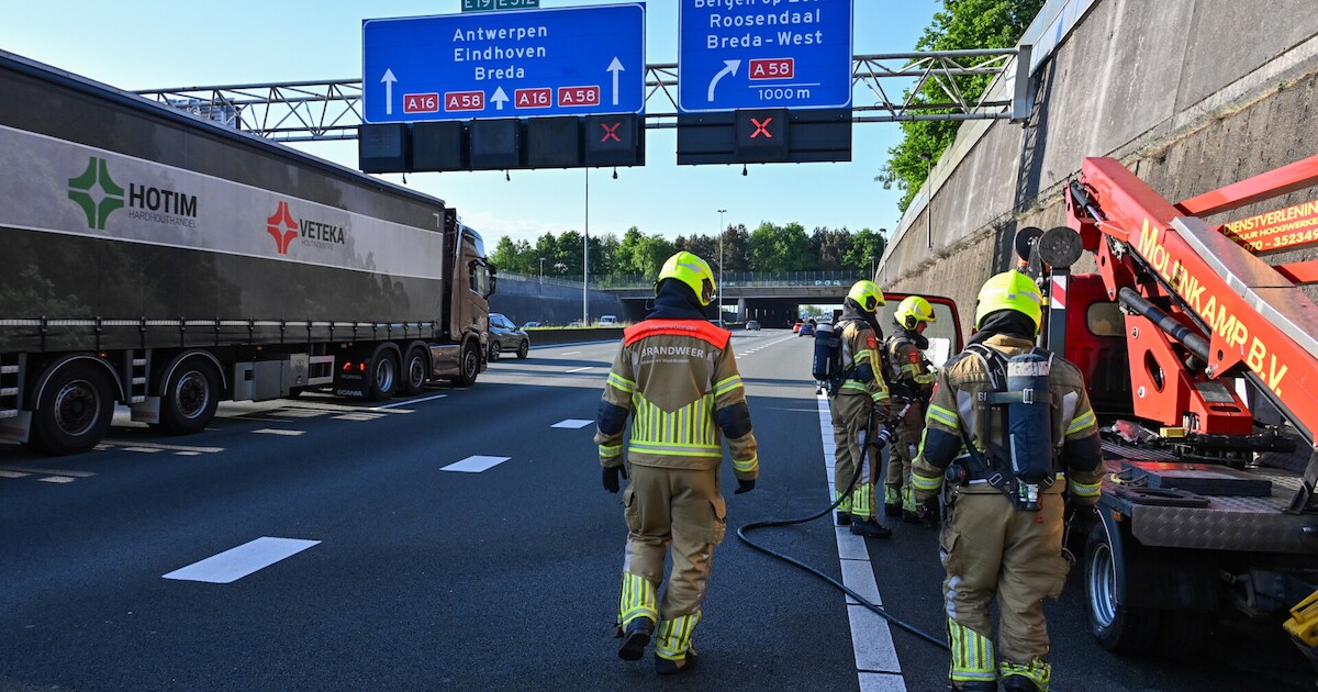Hoogwerker vliegt in de brand op A16 bij Prinsenbeek