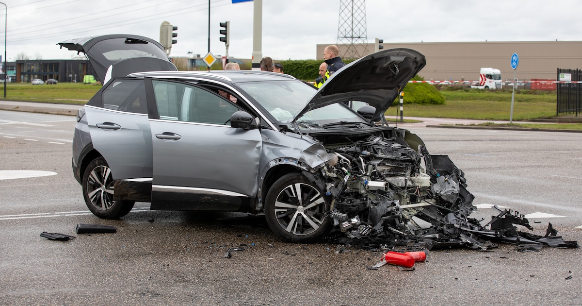 Op de vlucht voor de politie reed Spanjaard (36) vol door rood: 80-jarige Roosenda­ler blijft met ge