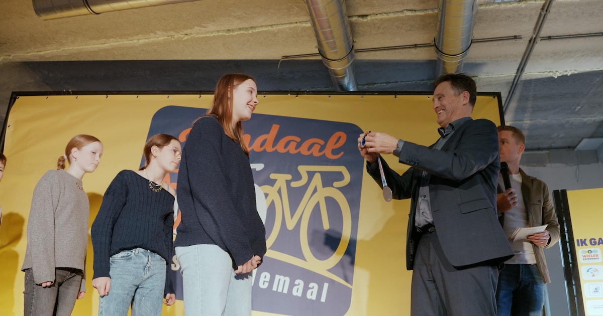 Gemeente Roosendaal reikt De Rondaal uit aan 800 fietsende kinderen