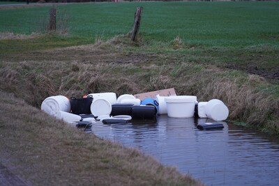Grote dumping in sloot in Dorst, politie vermoedt dat het gaat om drugsafval