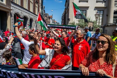 Grote opkomst bij Rode Lijn-demonstratie in Dordrecht: ‘Twee- tot drieduizend mensen’