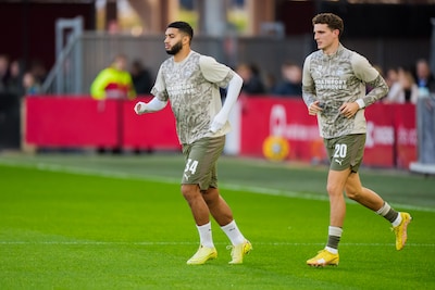 LIVE eredivisie | PSV met Guus Til in de spits op jacht naar koppositie, kan AZ daar met debutant stokje voor steken?