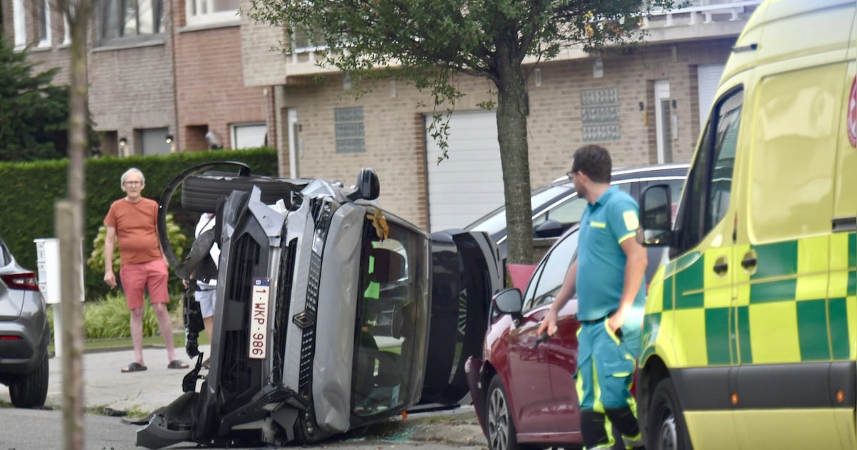 Wagen rijdt van oprit en botst op voertuig