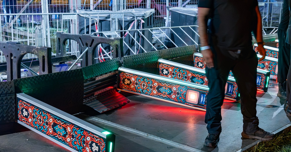 Bezoekers Defqon door het lint na vroegtijdige beëindiging, boze festivalgangers slopen entreepoortj