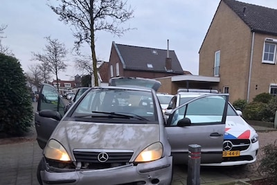 Achtervolging op hoge snelheid door Oosterhout, bestuurder probeert politieauto te rammen