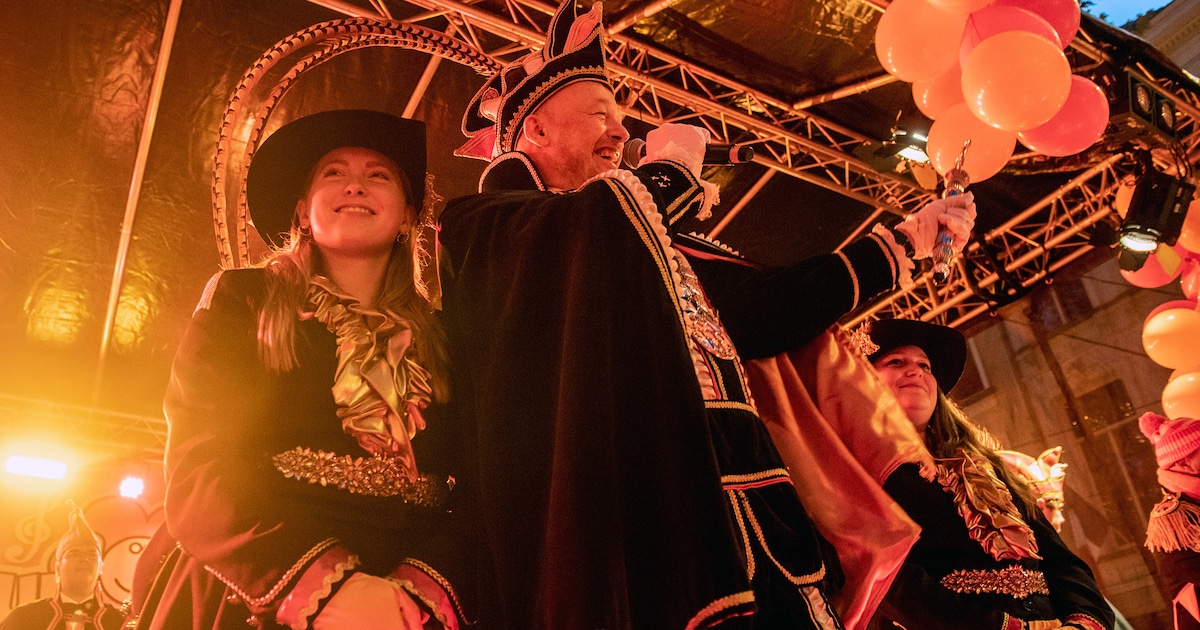 Duizenden leutkeutels heten Prins Driekus d’n Tweejde welkom tijdens Elluf-Elluf in het Kielegat