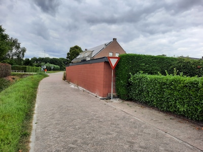 Een muur, sauna, jacuzzi en leidingen, maar geen vergunning: ‘U heeft nu wel een probleem’