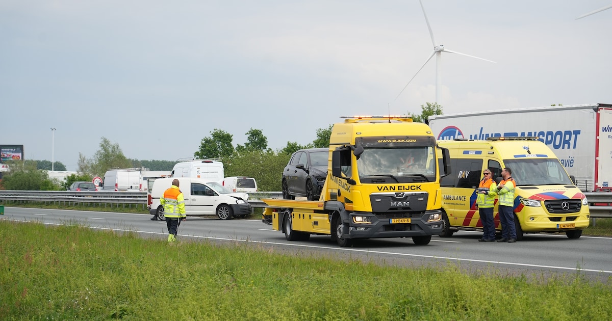 A59 bij Made korte tijd dicht door ongeval met twee voertuigen