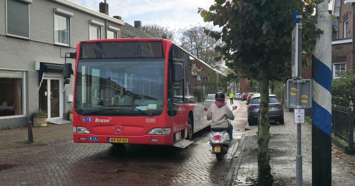 Busje komt toch niet zo: stilgeval­len stadsbus blokkeert urenlang weg in Hilvaren­beek