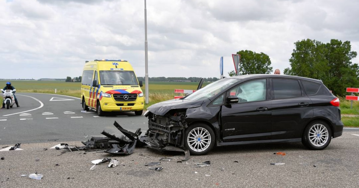 Auto raakt zwaar beschadigd na botsing op Kortgeensweg op Colijnsplaat