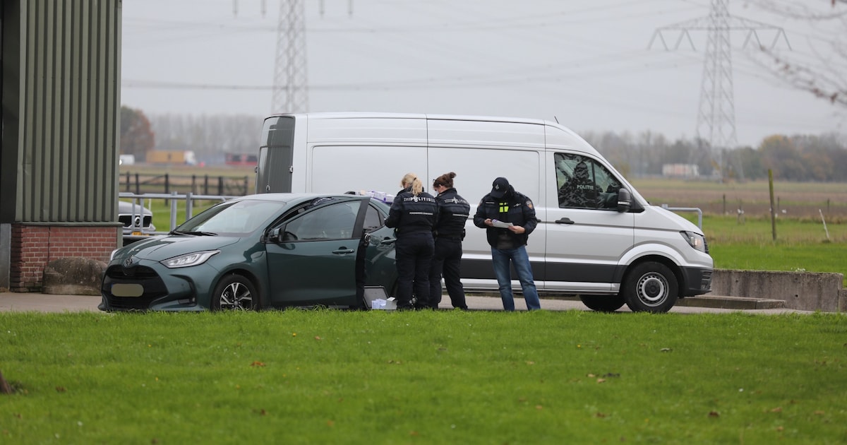 Politie doet inval bij bedrijfspand in Standdaarbuiten, omgeving wordt bewaakt