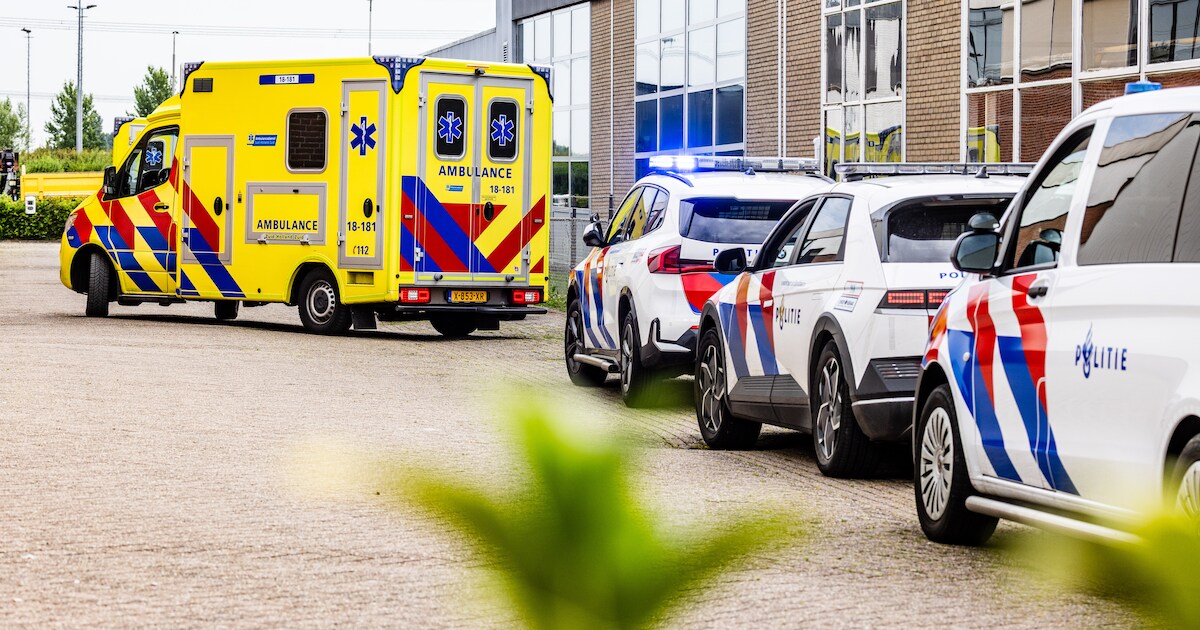 Monteur raakt zwaargewond na val door dak garagebox in Maasdam