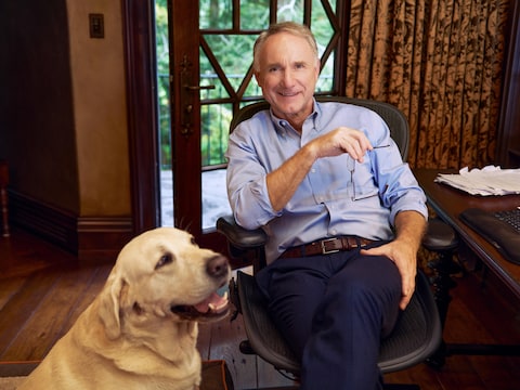 Dan Brown is verliefd op Nederlandse Judith én onze fietspaden: ‘Prachtig, ik had nog nooit zoiets gezien’