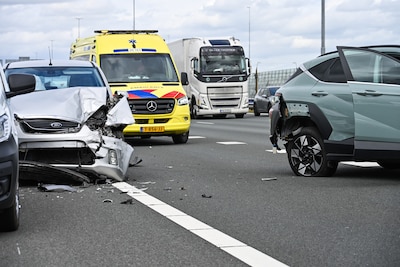 Aanrijding op A16 bij Breda: gewonde en flinke schade, twee rijstroken afgesloten