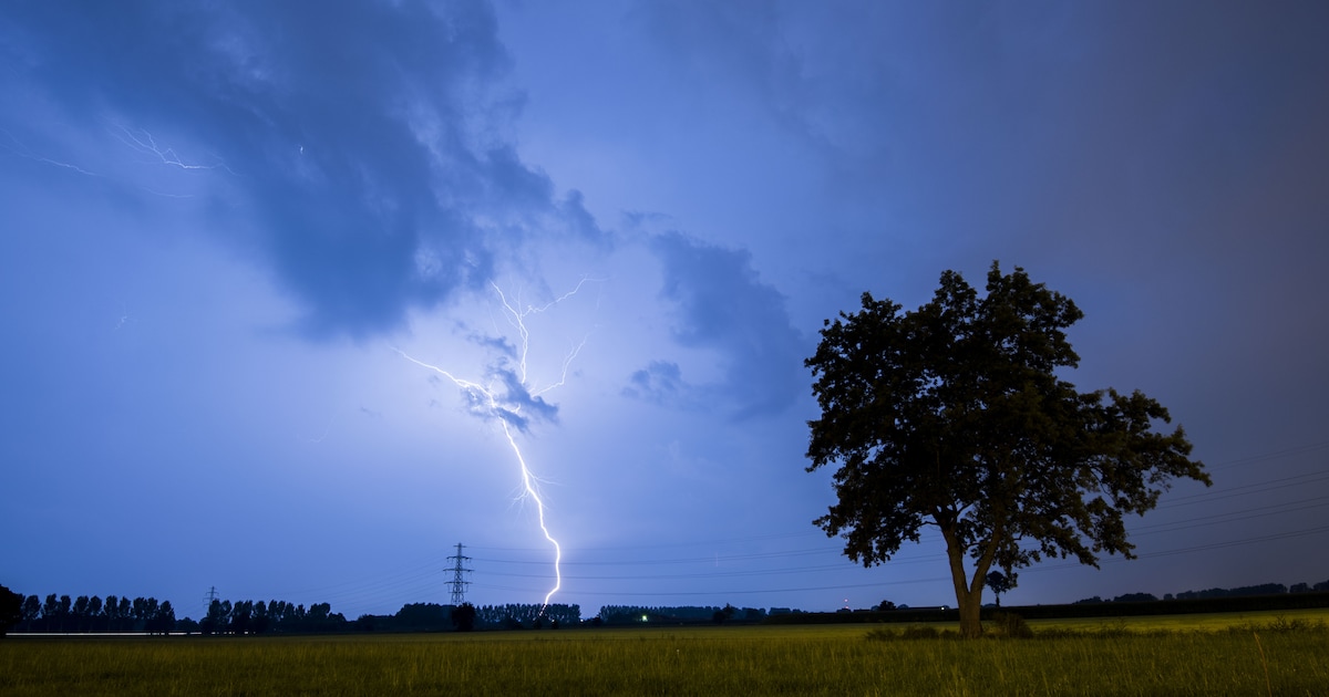 Bewolkt en kans op onweersbuien in Geertruidenberg in de avond