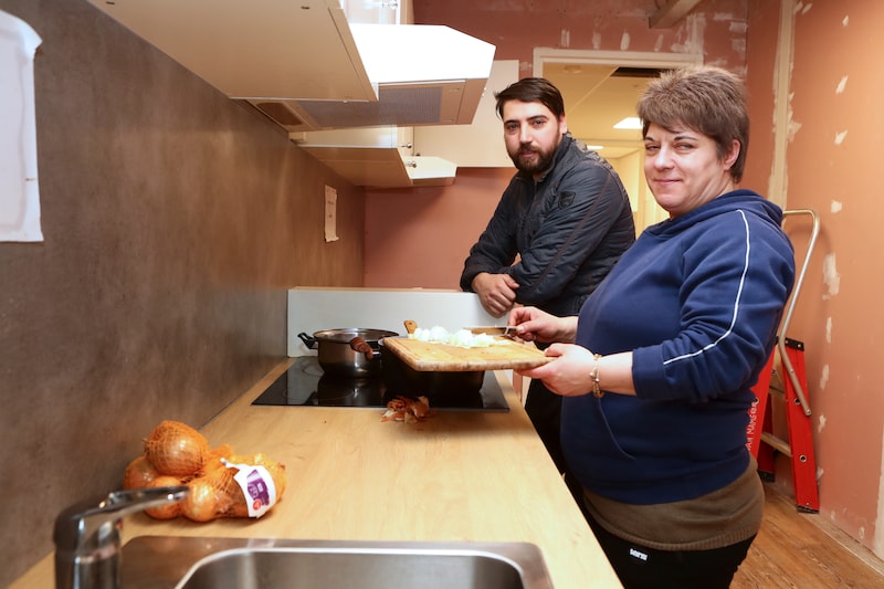 Mircea Viorel Craciun en Maria Mirela Sirbu in de keuken, die bijna gereed is.