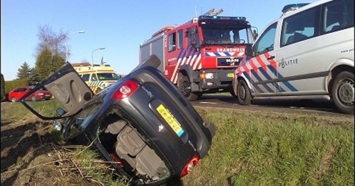 Tweetal haalt moeder en kind uit auto