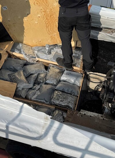 Speedboten met 290 kilo cannabis  aan boord onderschept in Rotterdamse haven