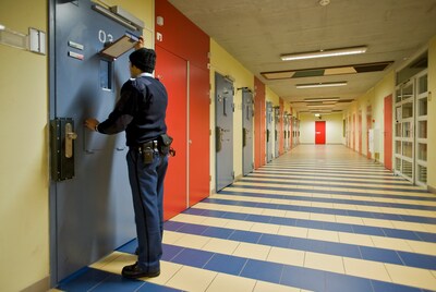 Man mishandelt cipier en gooit medegevangene kokendheet water in gezicht