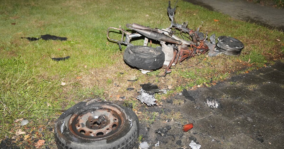 Scooter volledig afgebrand in Wijk en Aalburg