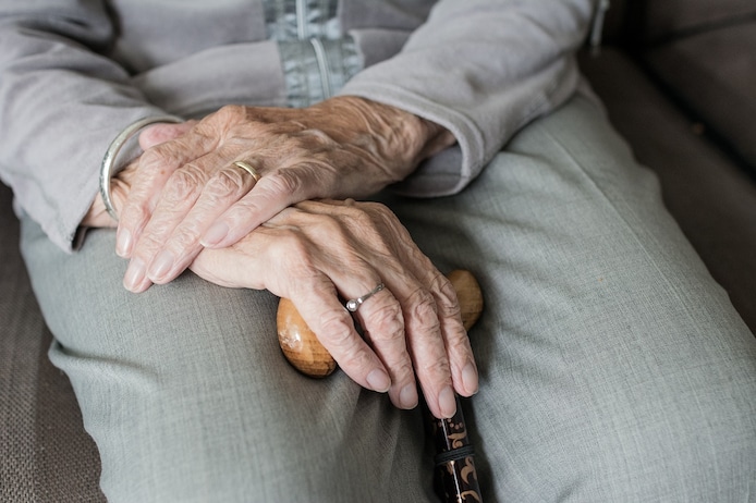 Een oudere vrouw is in Bavel beroofd van haar armband. Foto ter illustratie.