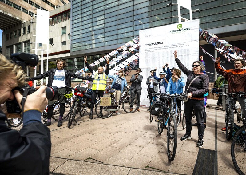 Fietsers kwamen vanochtend vanuit het Friese Ternaard aan bij de rechtbank. De leden van Milieudefensie wilden zo milieuvriendelijk hun steun betuigen.