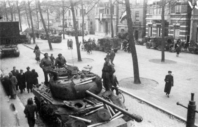 Poolse leger trekt met tanks door de straten tijdens de bevrijding van Breda in de Tweede Wereldoorlog.