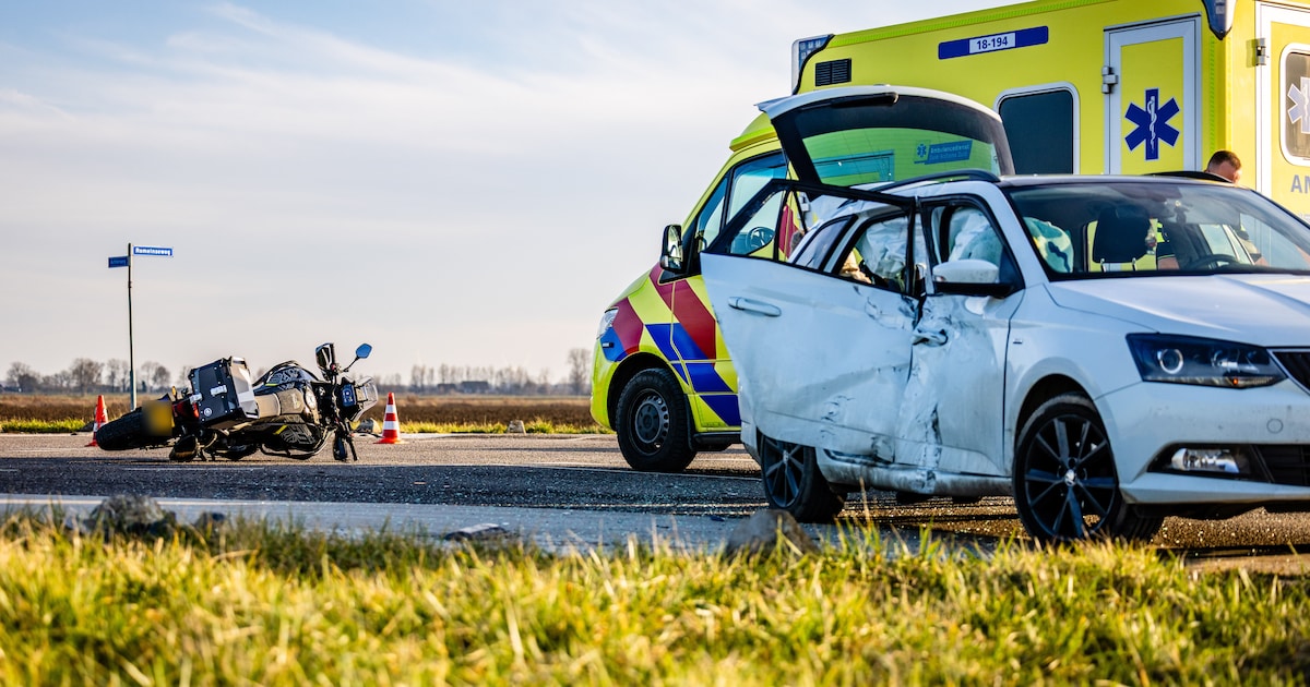 Motorrijder gewond na harde botsing met auto op de Achterweg in Mijnsheerenland