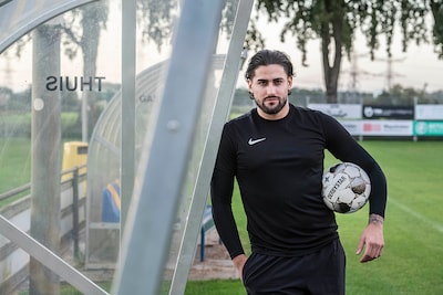 Deze amateurvoetballer zit wekelijks uren in de auto om in Hooge Zwaluwe te voetballen: ‘Doe hard mijn best’