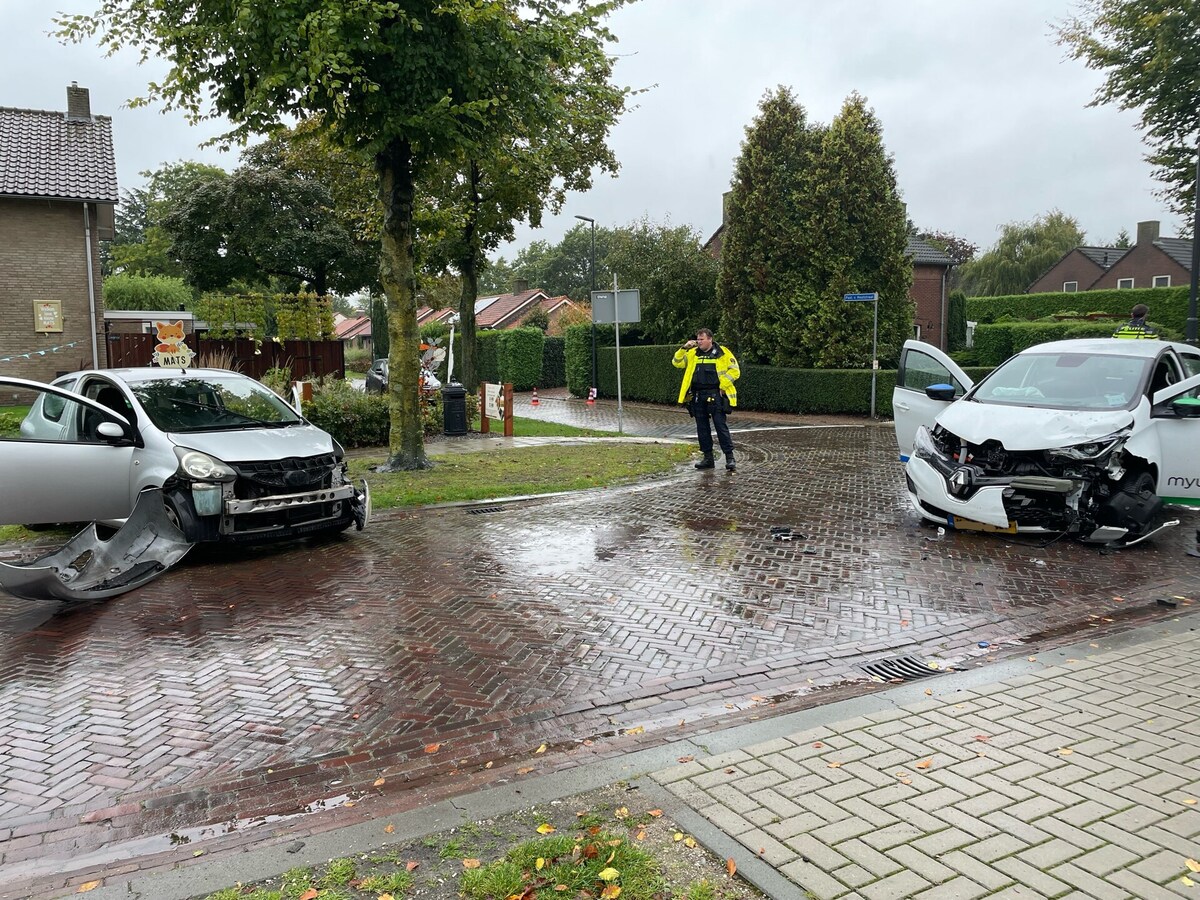 Vrijdagmiddag botsten twee auto’s op de Oudedijk in Odiliapeel.