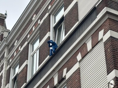 Heb jij ’m al gespot? Dit blauwe poppetje houdt de Bredase terrassen in de gaten