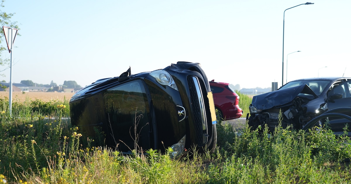 Auto belandt op zijkant in de berm na botsing in Oosterhout, nieuwe weg was net een ruim halfuur ope